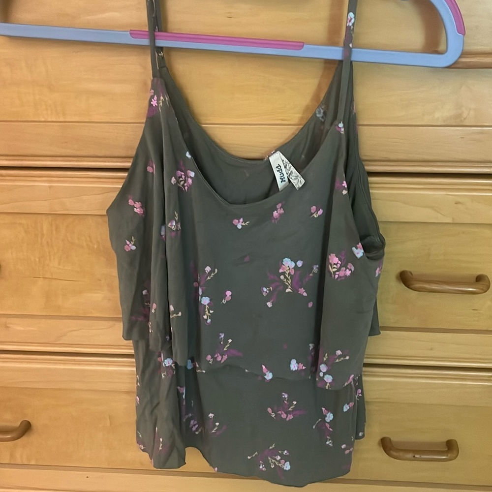 Kohl’s Mudd olive green flowy top floral print